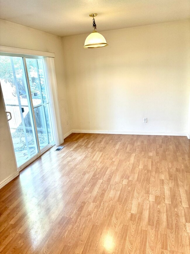 Building Photo - 3 Bedroom, 2.5 Bath Townhome with 2 Car At...