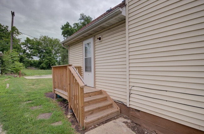 Building Photo - 813 Woods Ave