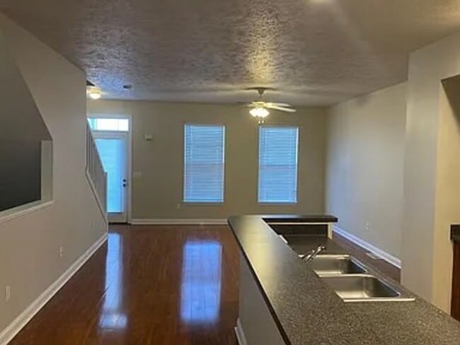 Building Photo - Gorgeous condo for rent