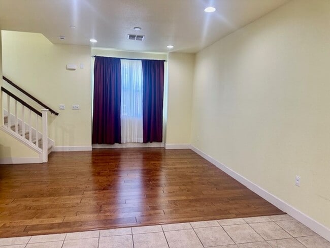 Building Photo - Modern Beautiful Townhome with Great Schoo...