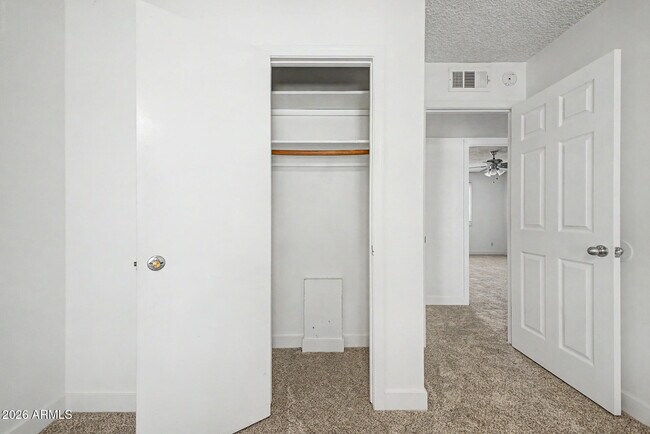 Building Photo - 1623 E Del Rio Dr