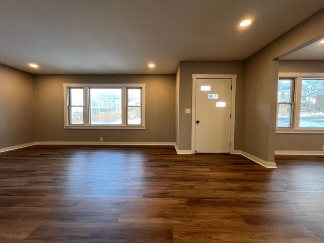 Building Photo - Remodeled Single Level 3 Bed, 2 Bath Home w/ 1 Car Garage