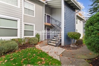 Building Photo - Beautiful Condo Living in the Heart of Tua...