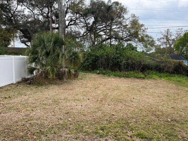 Building Photo - quaint 2 bedroom home