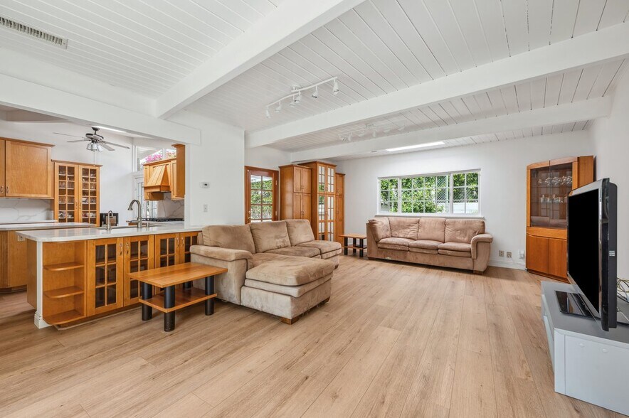 Building Photo - 4950 Dunman Ave