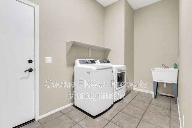 Building Photo - 2524 N Sunrise