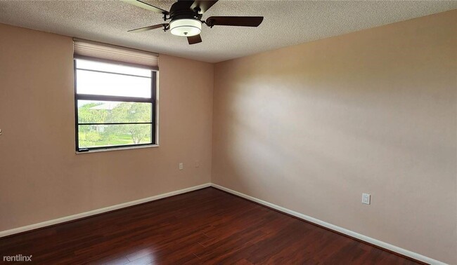 Building Photo - 2 br, 2 bath Condo - 9235 Lagoon Pl # 1005