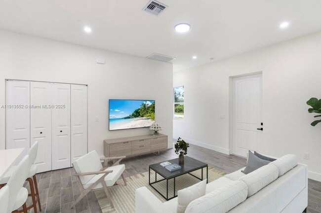 Building Photo - 710 Peacock Ave