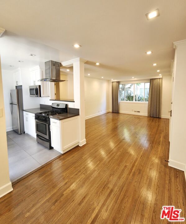 Building Photo - 142 San Vicente Blvd