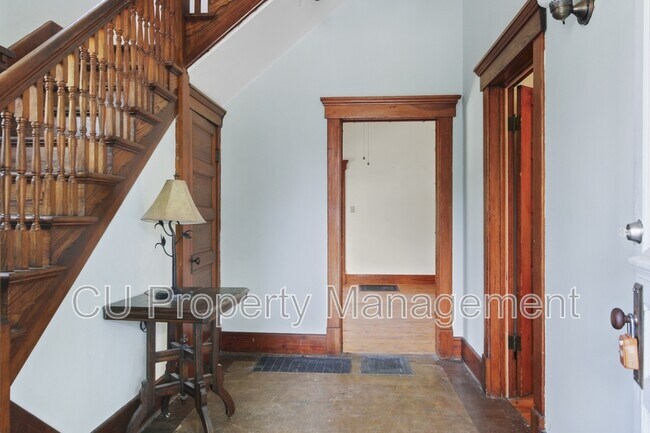 Building Photo - 512 W Clark St