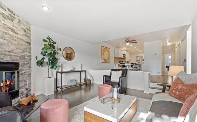 Building Photo - Renovated 2 Bed Kirkland Condo in Salishan...