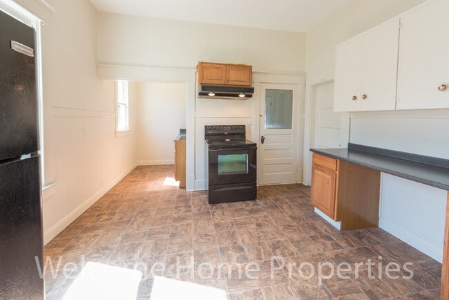 Building Photo - Classic 2 Bedroom Home with Tall Ceilings