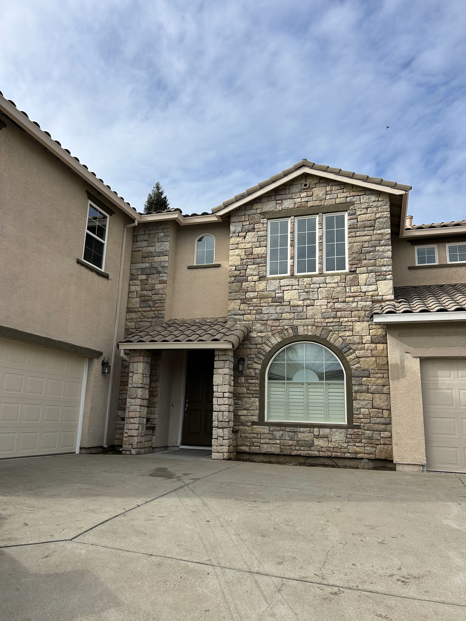 Building Photo - 5241 Treepond Ct