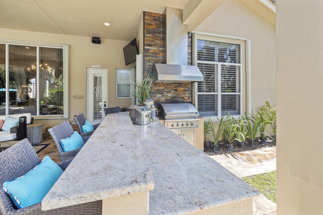 Building Photo - 15385 Meadow Wood Dr