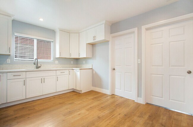 Building Photo - Olive Avenue Triplex
