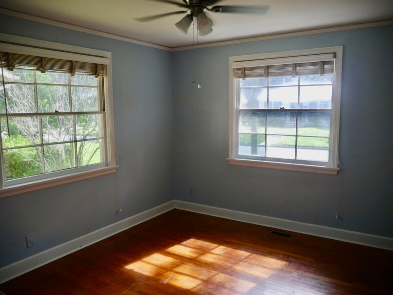 Large Bdrm # 1 Windows - 2270 Larchmont Rd