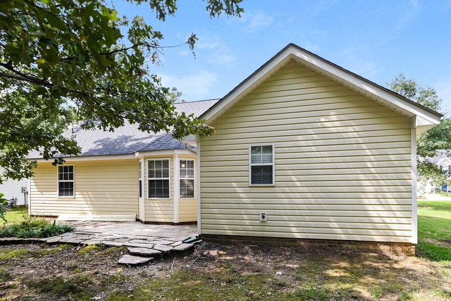 Building Photo - 3112 Queensdale Dr