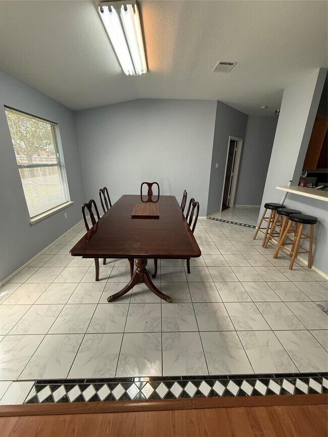 Building Photo - 2562 Vernell Way