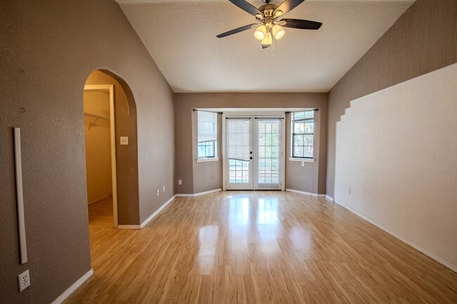 Building Photo - Conveniently located 3 Bedroom, 2 bath
