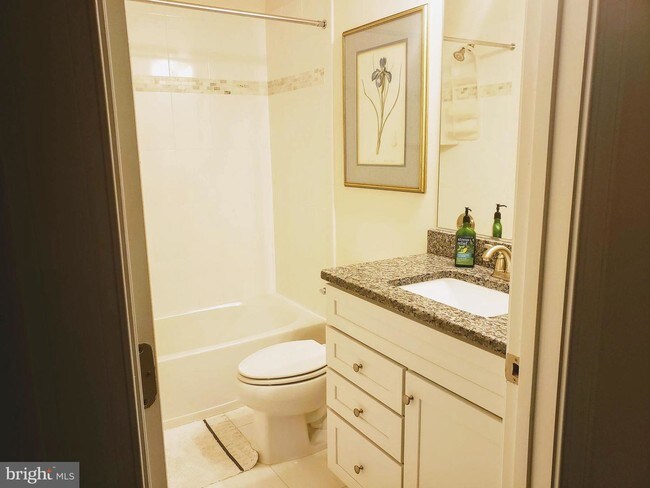 Building Photo - 22 Maxwell Square