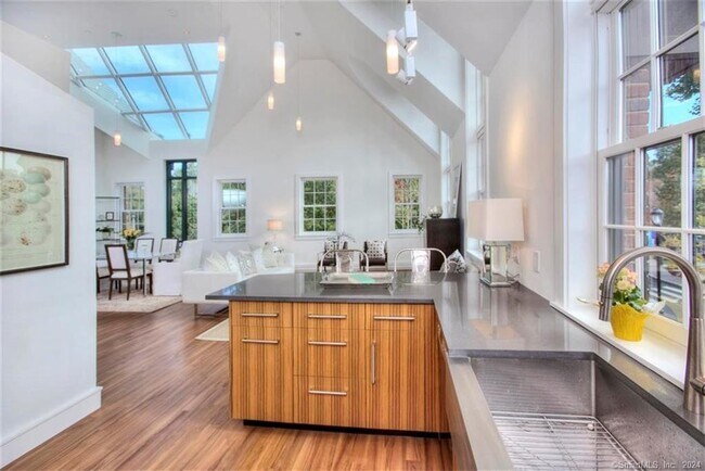 Building Photo - 5 Church Ln