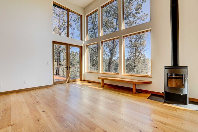 Building Photo - Gorgeous home close to downtown Tumalo