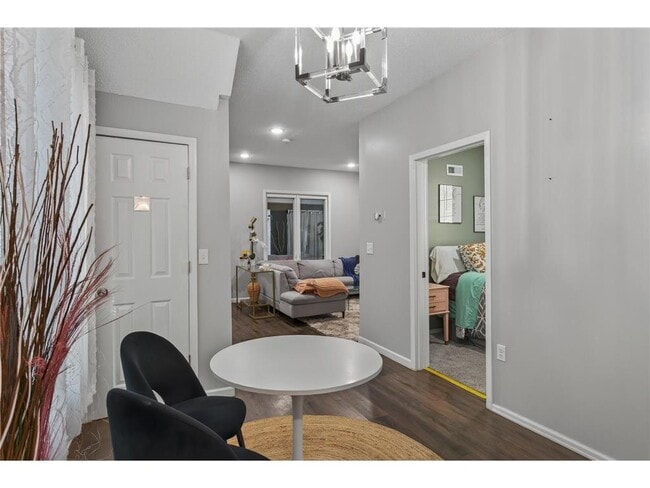 Building Photo - 884 Westminster St