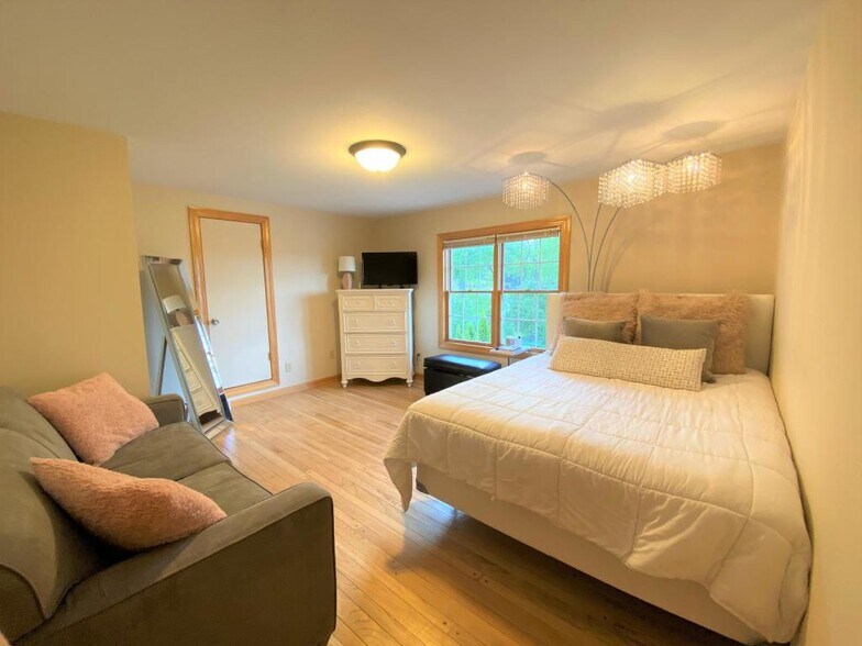 Front bedroom off the living room - N40W27368 Glacier Rd