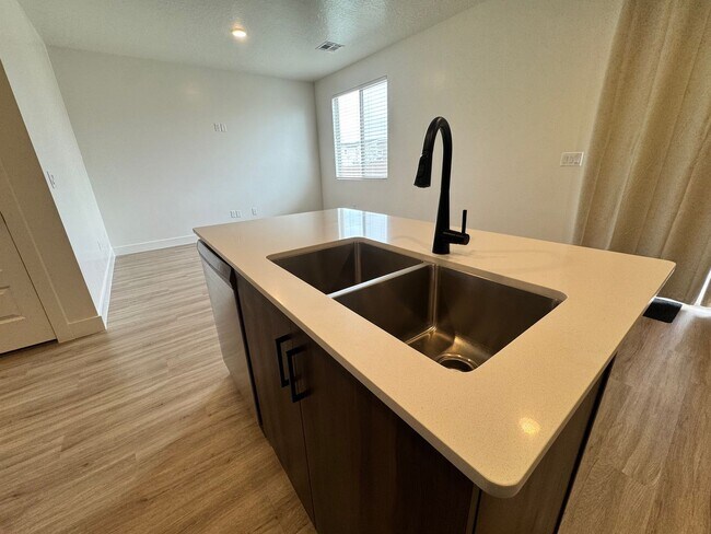 Building Photo - Beautiful 3 bed 2.5 bath Home!