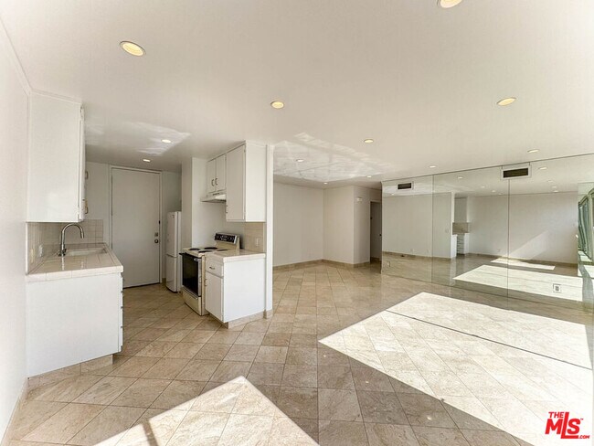 Building Photo - 10751 Wilshire Blvd