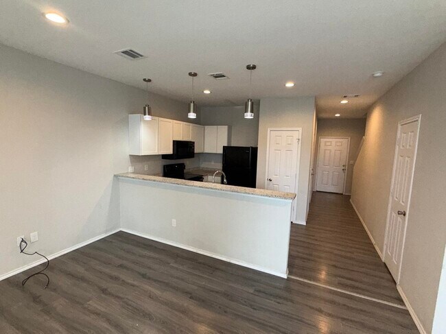 Building Photo - 6918 Crestway Dr