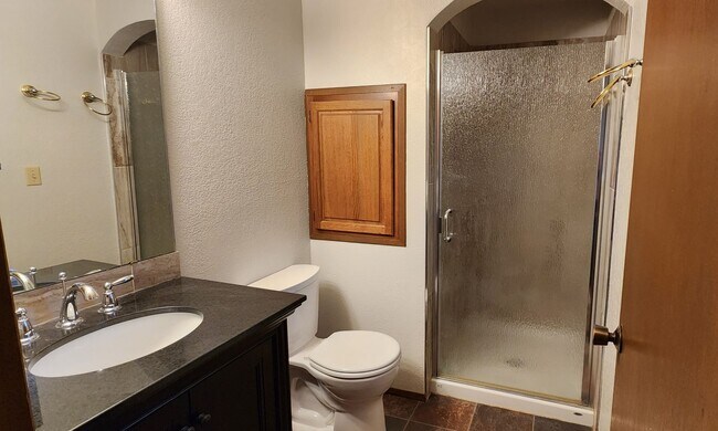 Building Photo - LYNNWOOD Spacious 3 bdrm + Den & Family Room Home