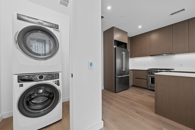 Building Photo - 610 Davis St