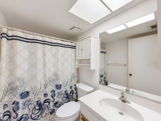 Building Photo - 2 bed 2 bath annual rental *** First floor condo *** Kings Lake Community