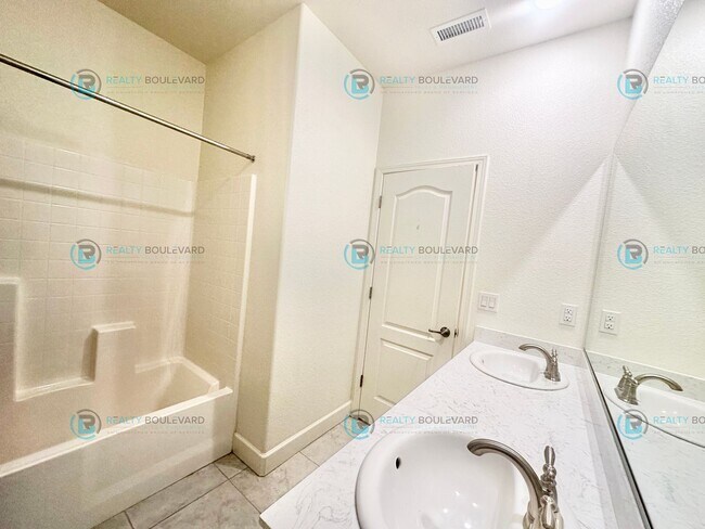 Building Photo - 2098 Bishop Pine St