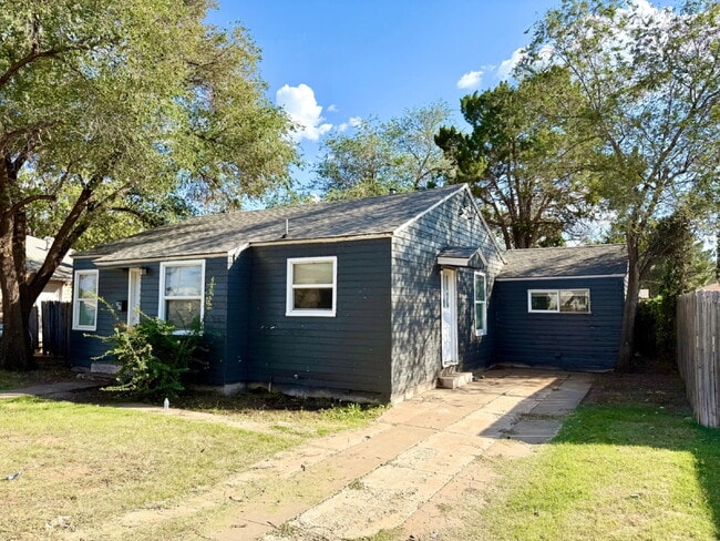 Building Photo - Steps from Beautiful  Park, Bonus Room & Central Lubbock Living!