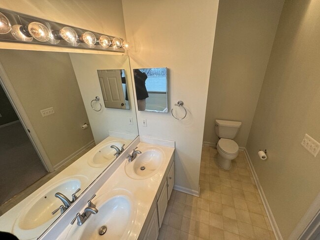 Building Photo - Spacious 3 Bed 3 Bath End-Unit Townhome Wi...