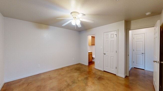 Building Photo - 3 BEDROOM, 2 BATH, 2 CAR GARAGE DUPLEX!!!