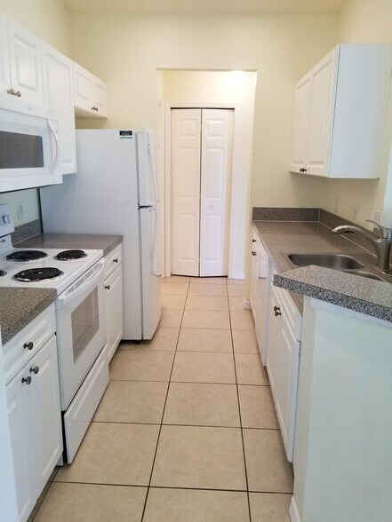 Building Photo - 4616-4618 24th St Sw