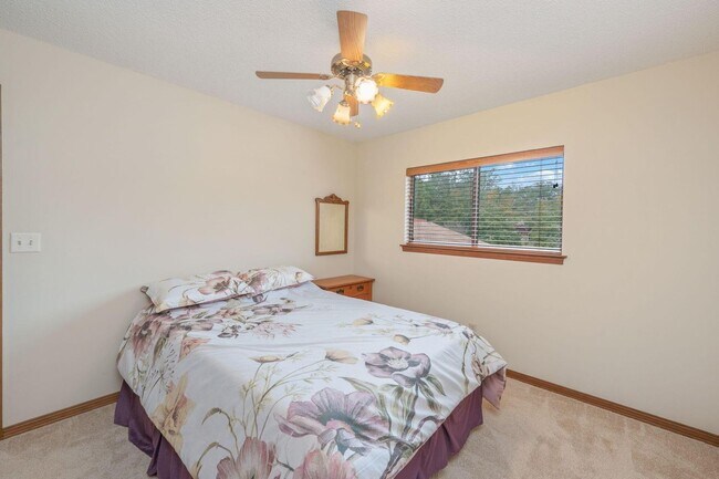 Building Photo - Enjoy resort-style amenities with this rental!