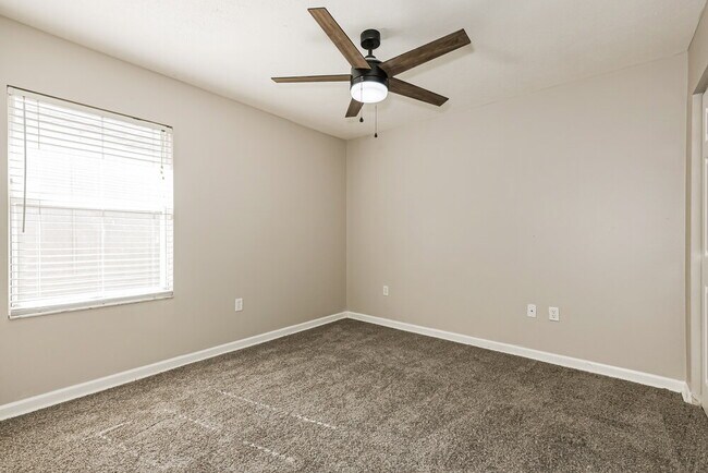 Building Photo - 535 Royal Ridge St