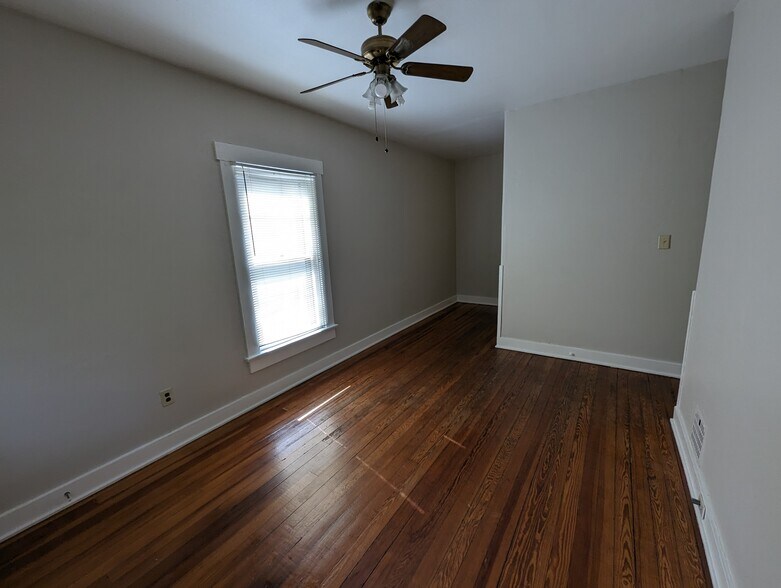 Building Photo - 341 Park Dr