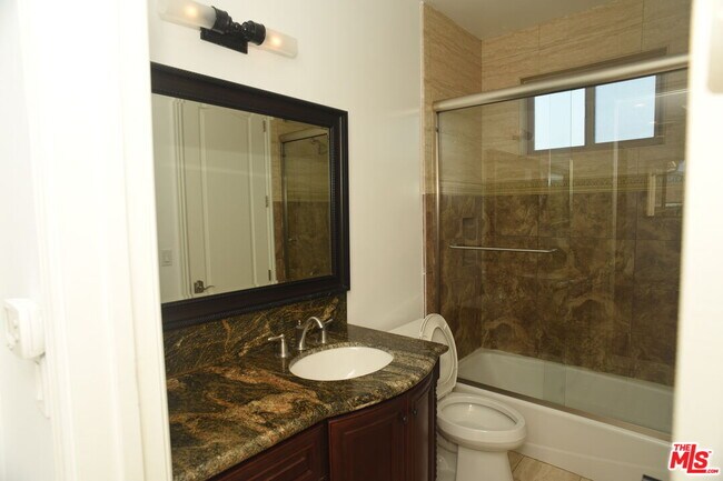 Building Photo - 2005 Robinson St