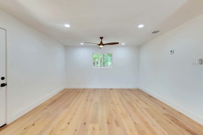 Building Photo - 1813 Magnolia Dr