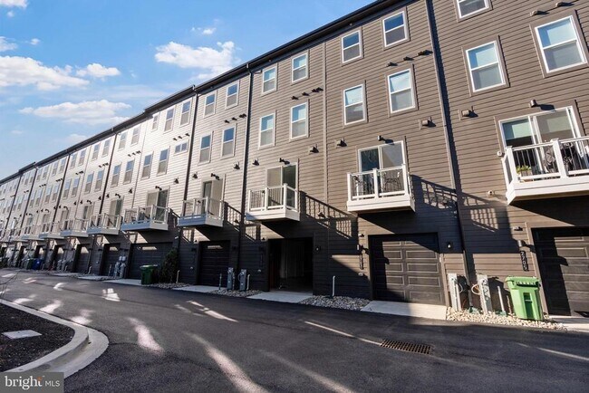 Building Photo - 2709 Light St