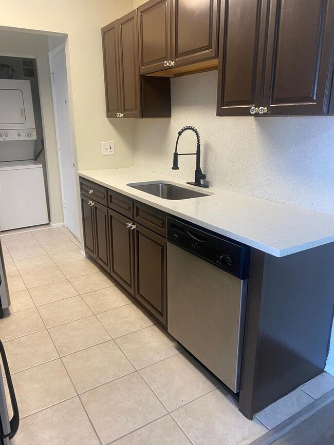 Building Photo - ? Beautiful and move-in ready condo!