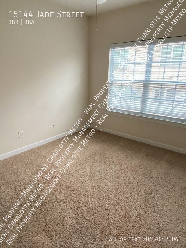 Building Photo - GORGEOUS 3 BR Townhome in the Heart of Bal...