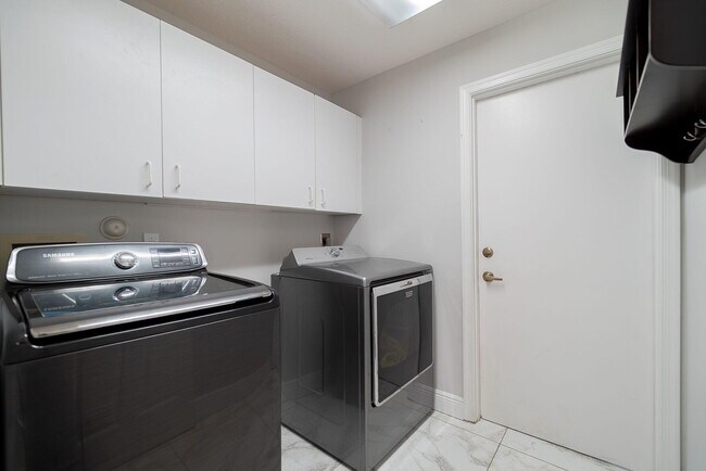 Building Photo - 13660 Folkestone Ct