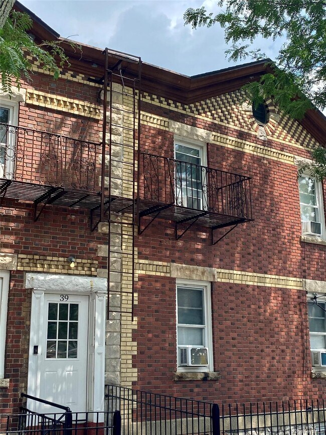 Building Photo - 81 Wallace St