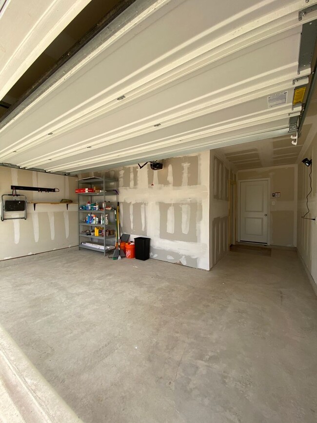 Building Photo - Move in Ready 3 bd/2 ba with bonus rooms!